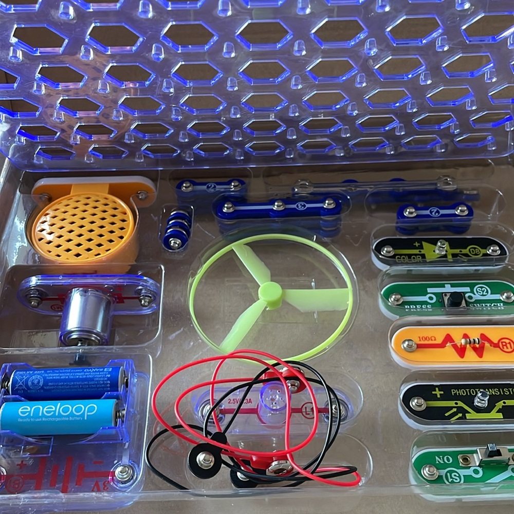 Snap Circuits Jr. Select - Electronic Project Set Build Over 130 Projects - Picture 7 of 10